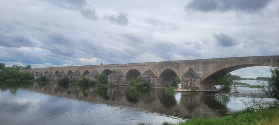 Randonnée GR3 entre Orléans et Tours. Pont de Beaugency Randonnée GR3 entre Orléans et Tours. Pont de Beaugency | Performance et Coaching